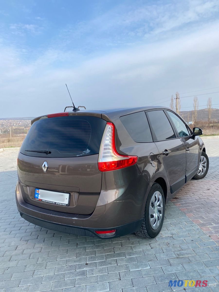 2010' Renault Grand Scenic photo #4