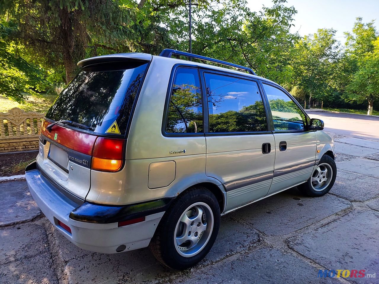 1995' Mitsubishi Space Runner photo #1