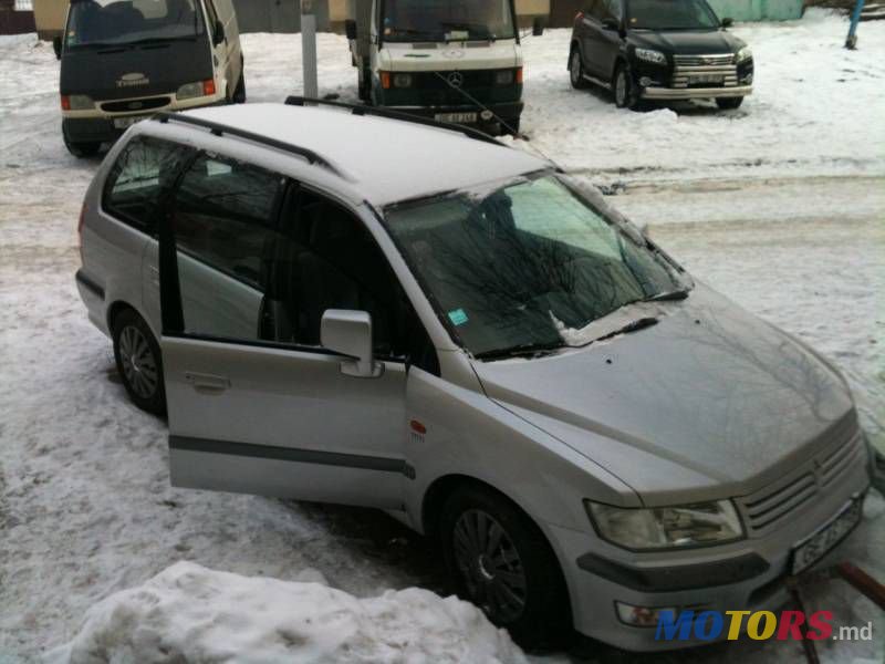 2000' Mitsubishi Space Wagon photo #1