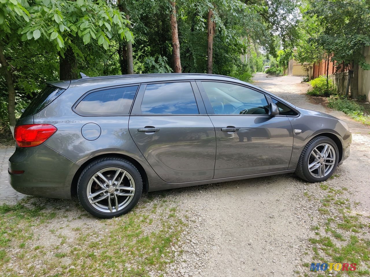 2010' Opel Astra photo #1