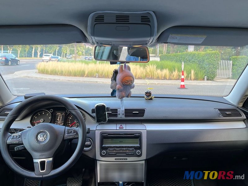 2009' Volkswagen Passat photo #5
