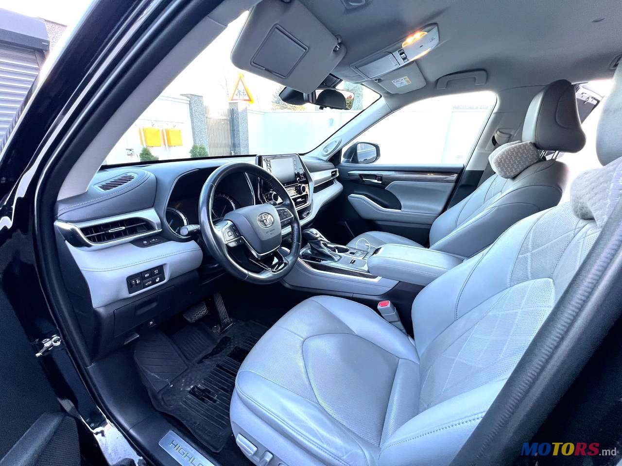 2021' Toyota Highlander photo #2