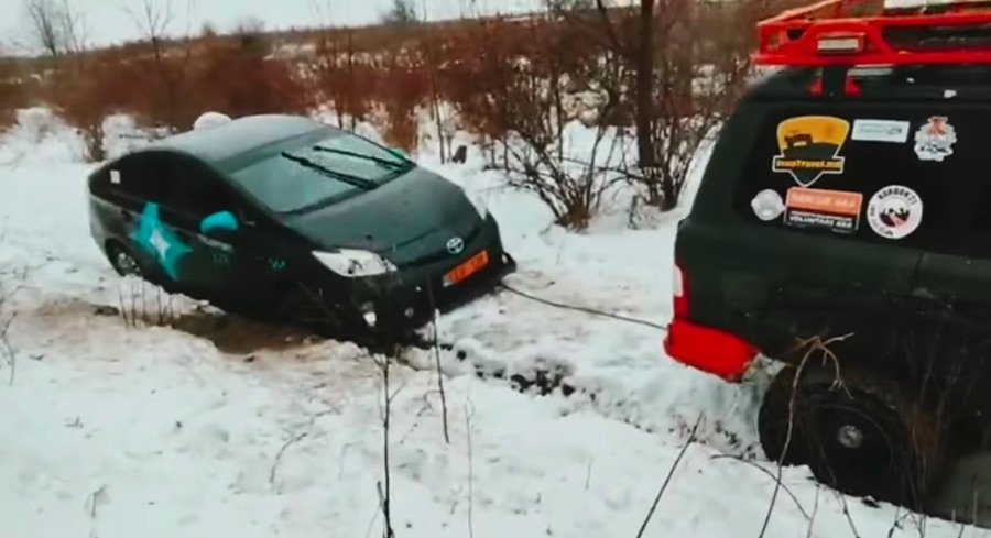 Un taximetrist cu Toyota Prius a rămas blocat pe dealurile Moldovei, zicând că l-a dus greşit navigatorul