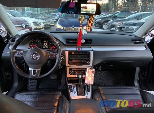 2010' Volkswagen Passat photo #4