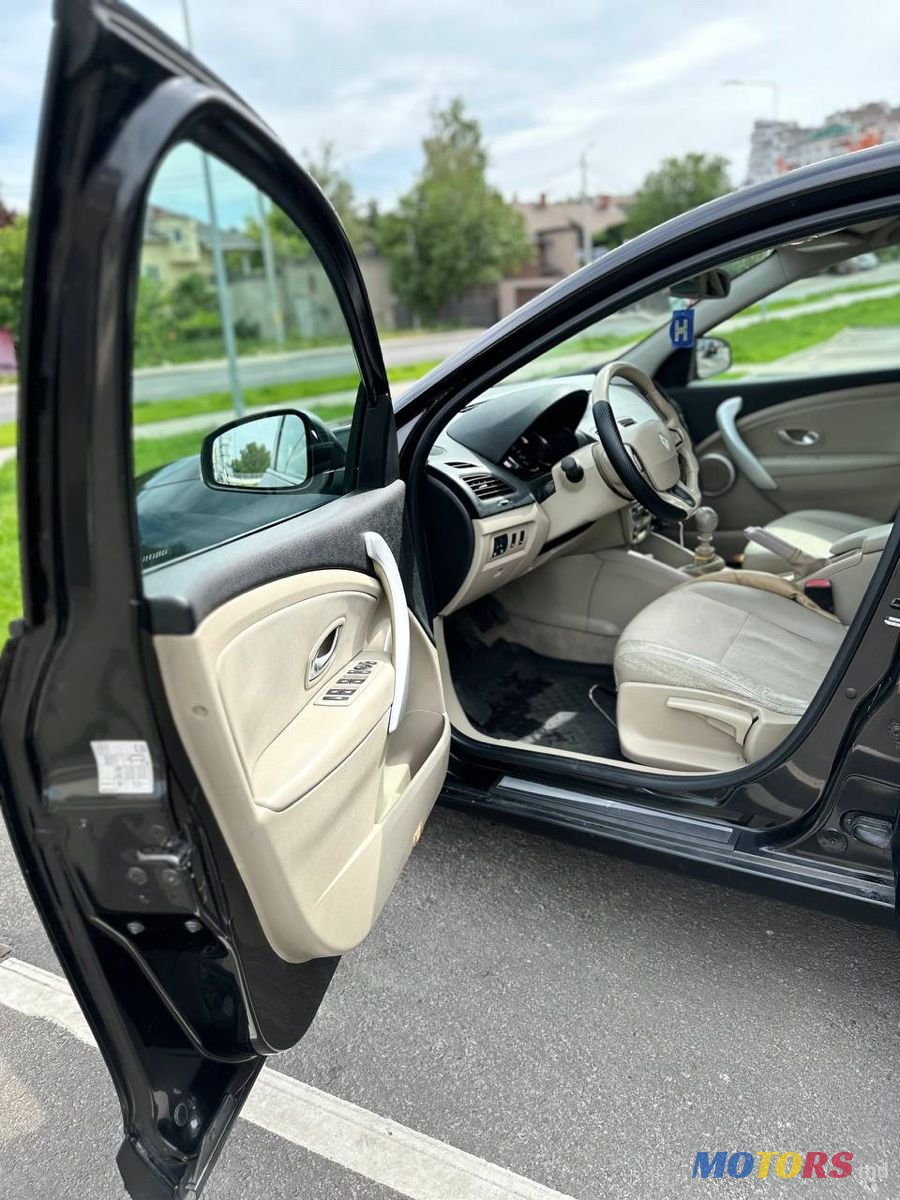 2010' Renault Fluence photo #5