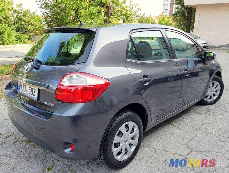 2010' Toyota Auris photo #2