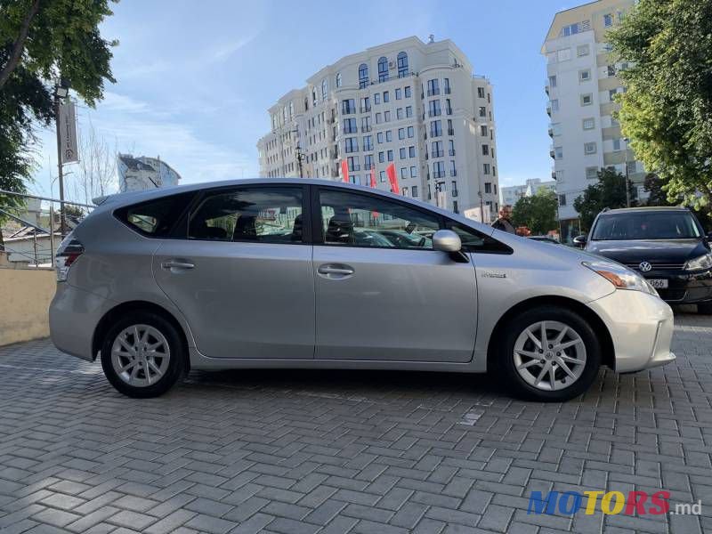 2013' Toyota Prius v photo #3