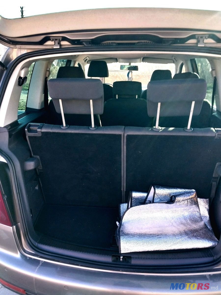 2007' Volkswagen Touran photo #5