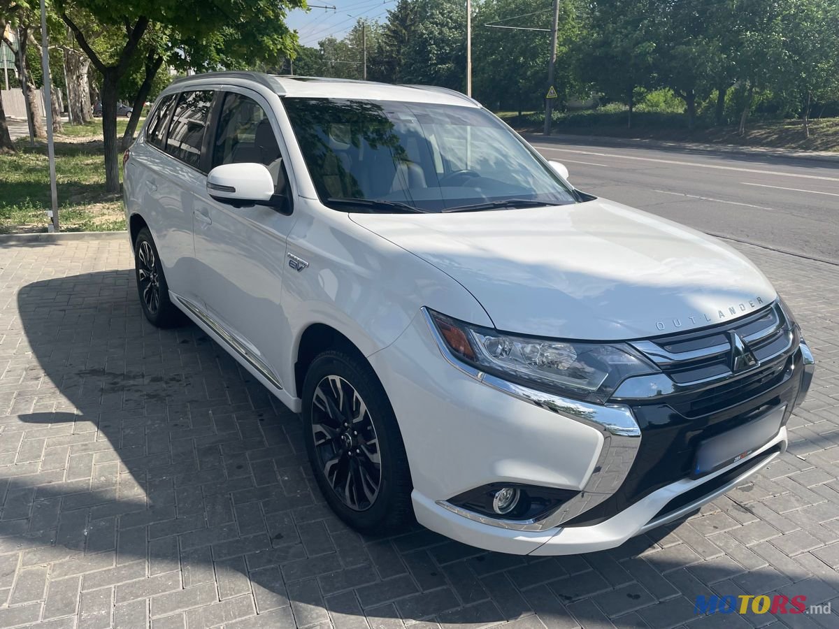 2018' Mitsubishi Outlander photo #2