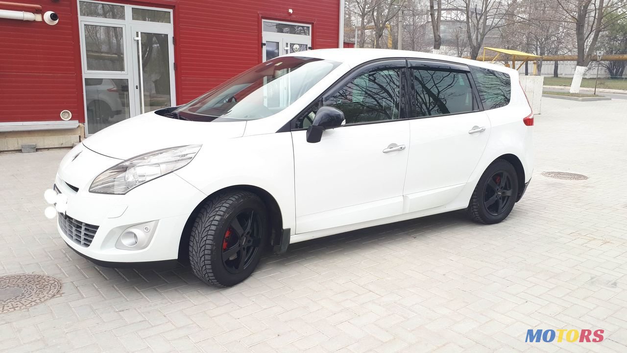 2011' Renault Grand Scenic photo #1