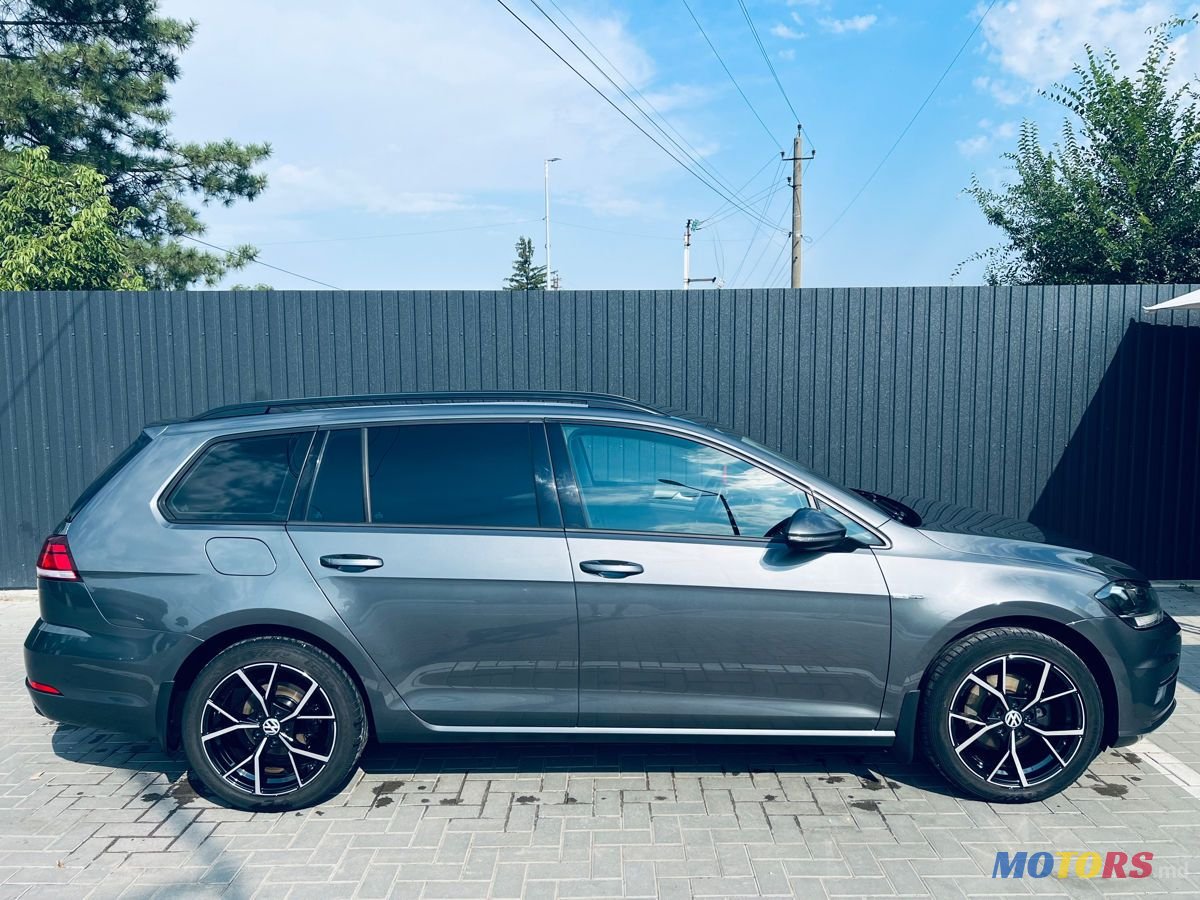 2017' Volkswagen Golf photo #2