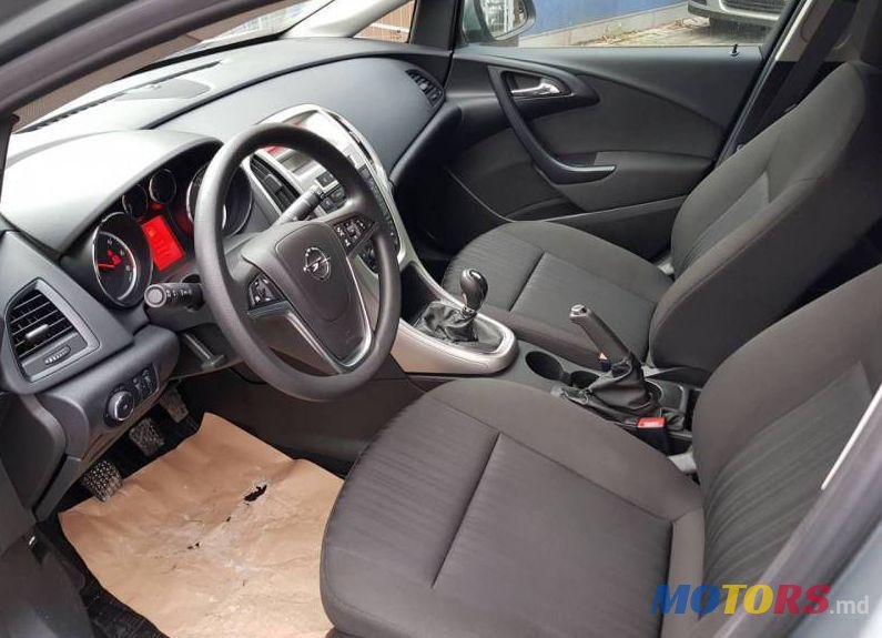 2012' Opel Astra photo #2