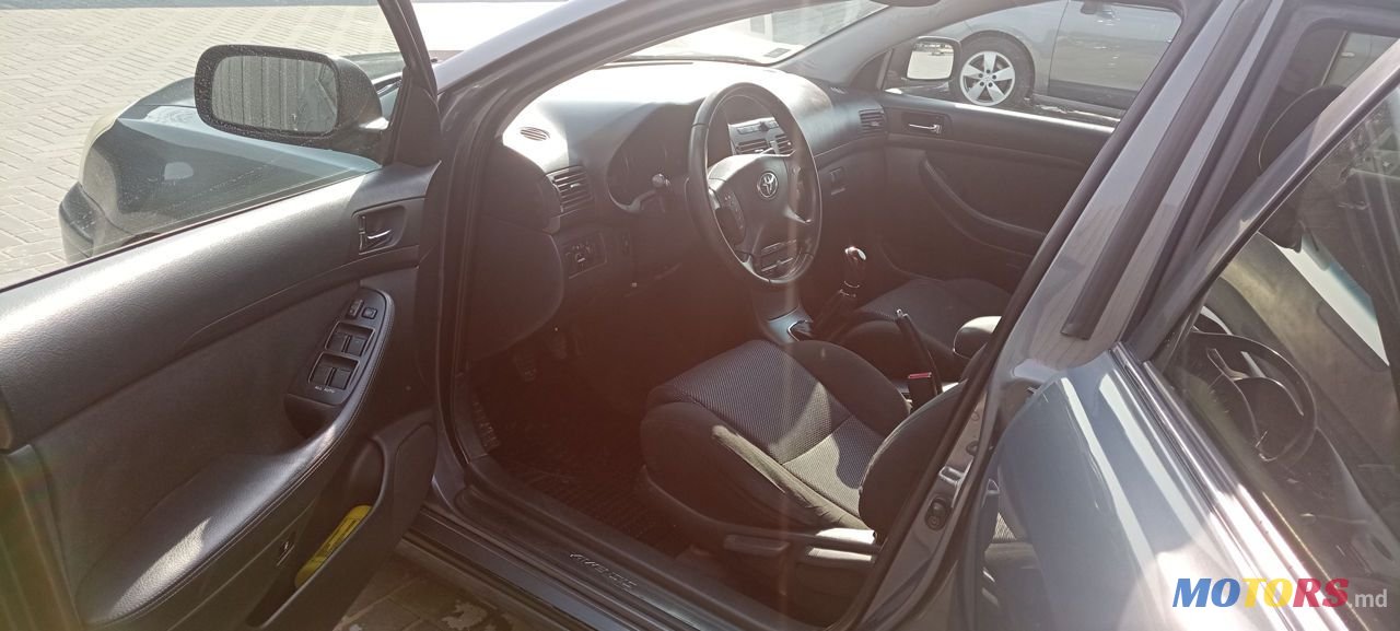 2005' Toyota Avensis photo #2