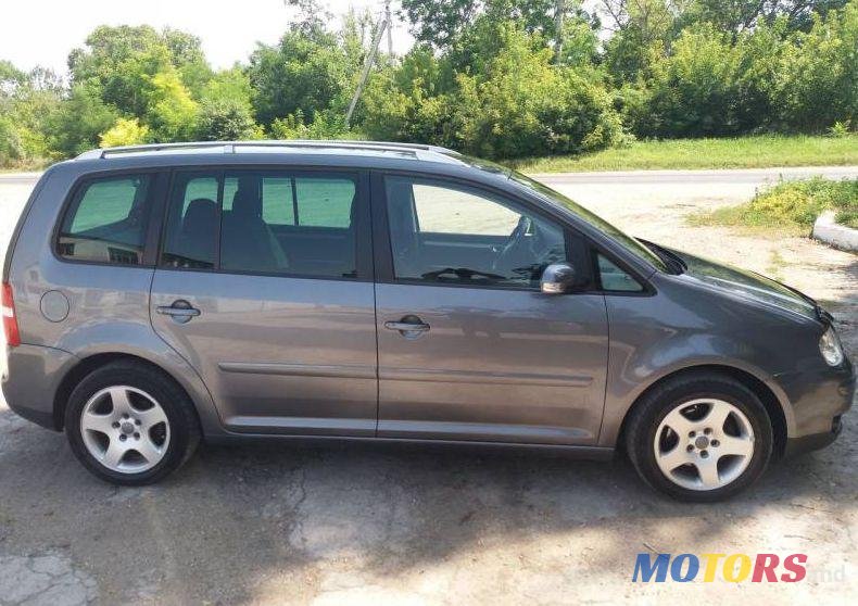 2006' Volkswagen Touran photo #1