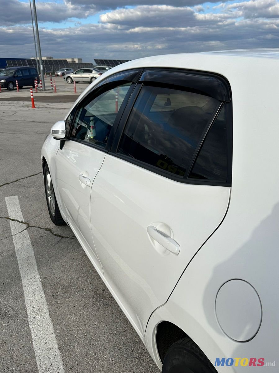 2011' Toyota Auris photo #4