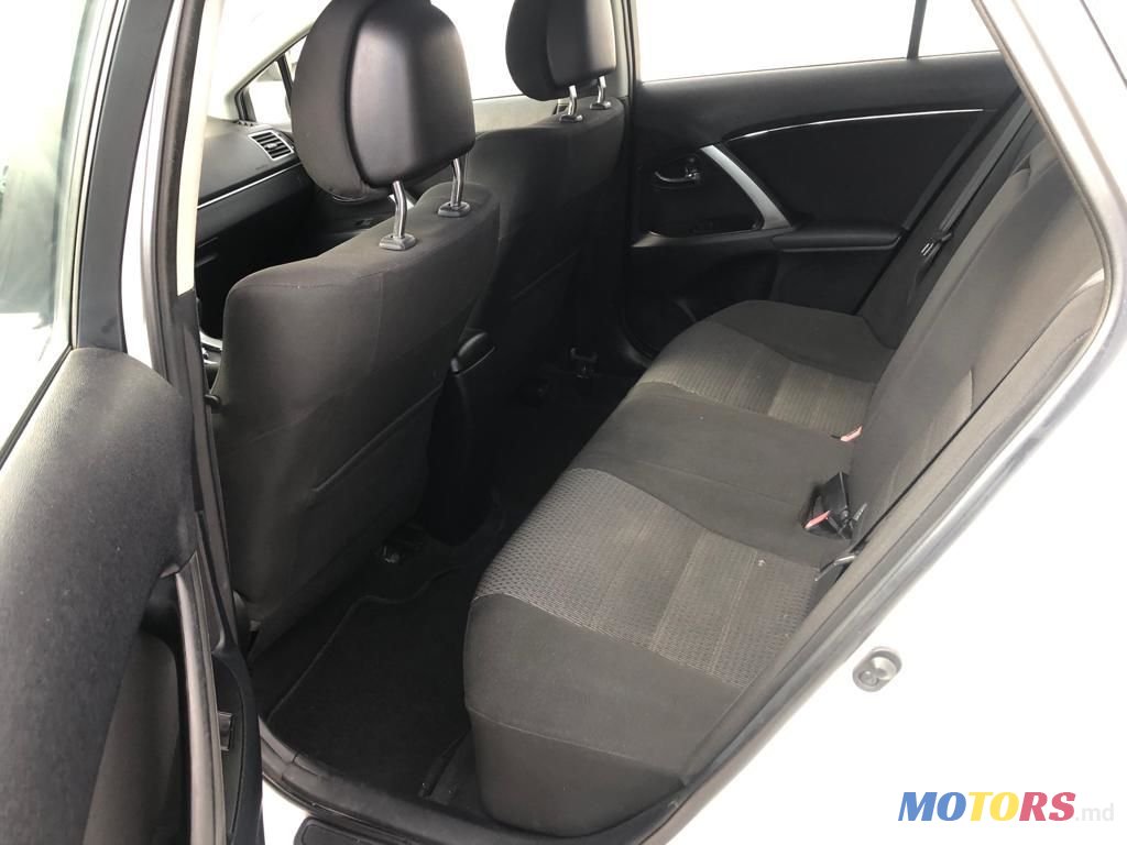 2013' Toyota Avensis photo #6