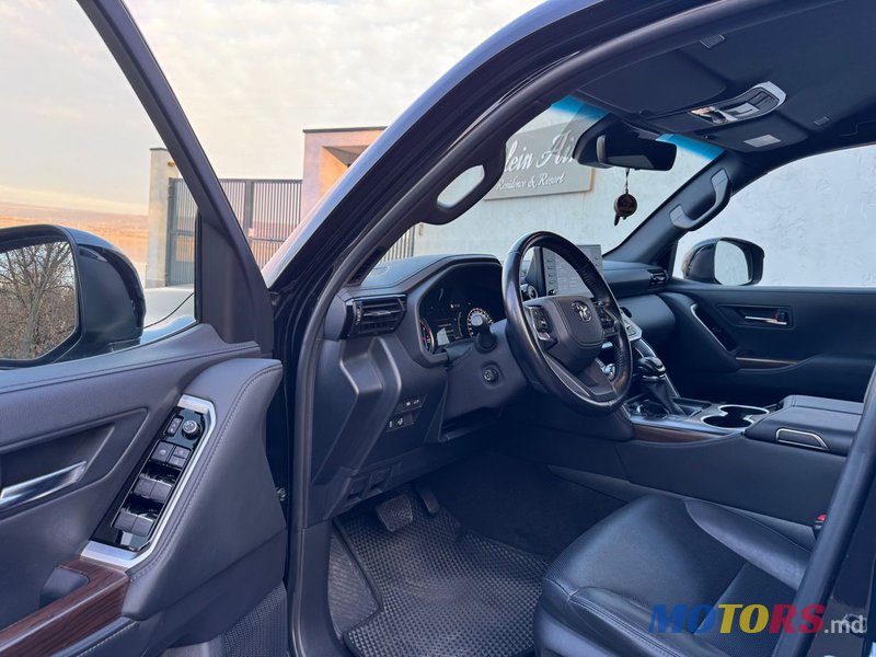 2021' Toyota Land Cruiser photo #6