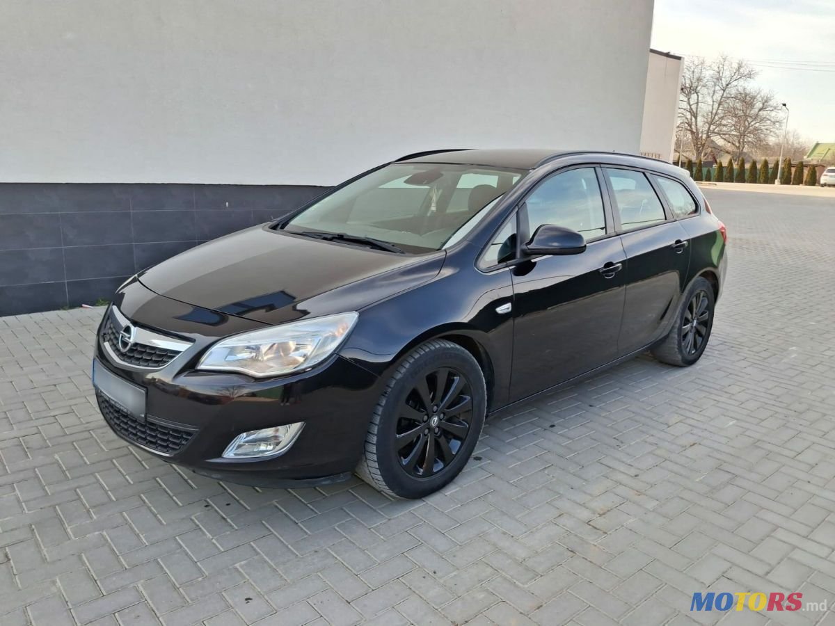 2011' Opel Astra photo #1