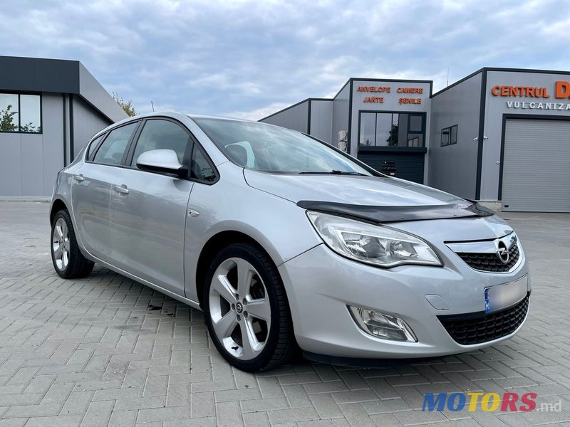 2011' Opel Astra photo #2