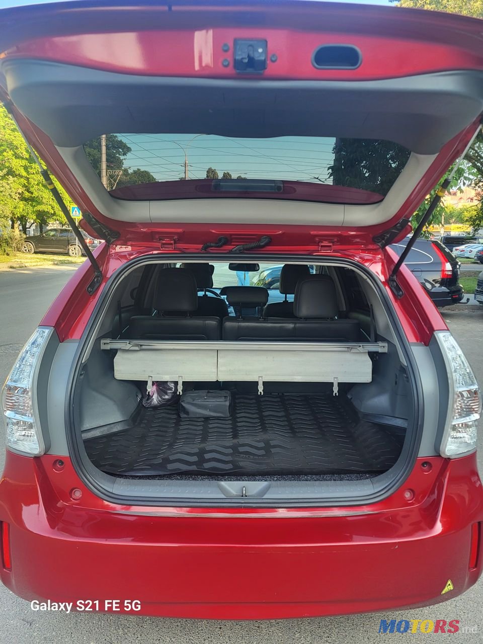 2012' Toyota Prius v photo #5