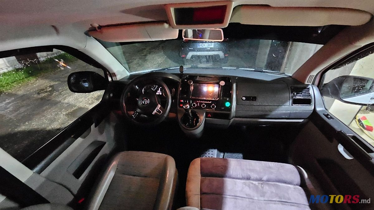 2011' Volkswagen Transporter photo #6