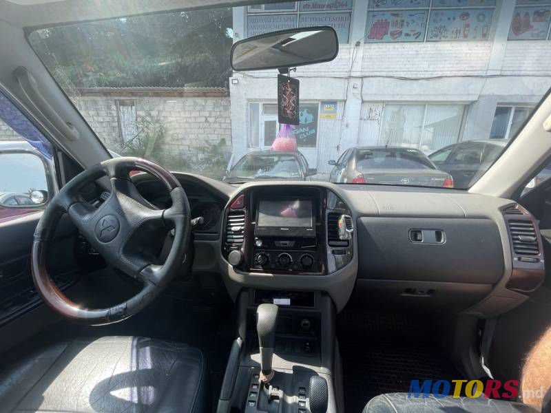 2002' Mitsubishi Pajero photo #2