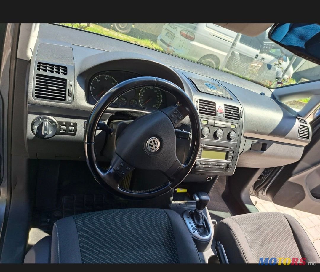 2004' Volkswagen Touran photo #2