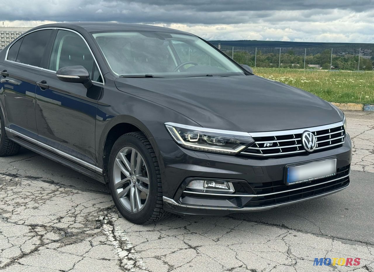 2017' Volkswagen Passat photo #2
