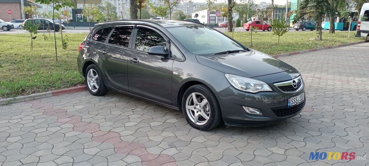 2011' Opel Astra photo #1