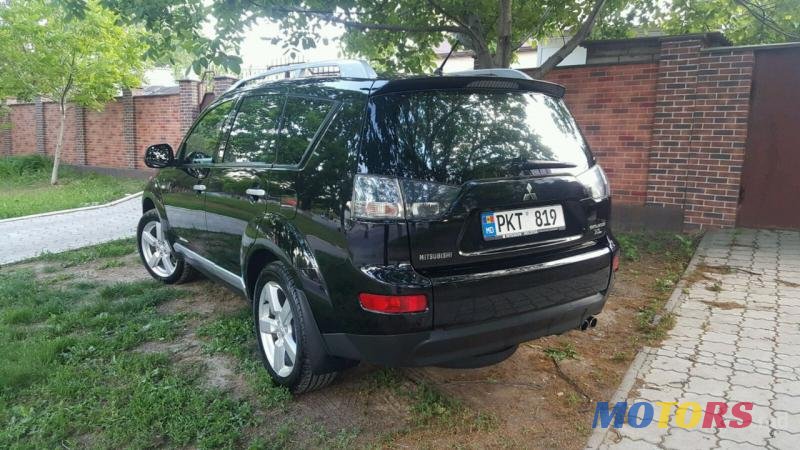 2008' Mitsubishi Outlander XL photo #3