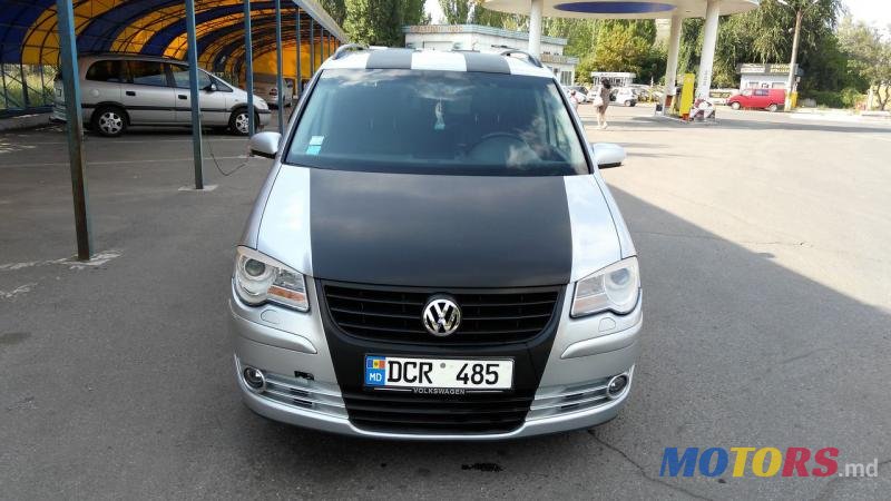 2008' Volkswagen Touran photo #2