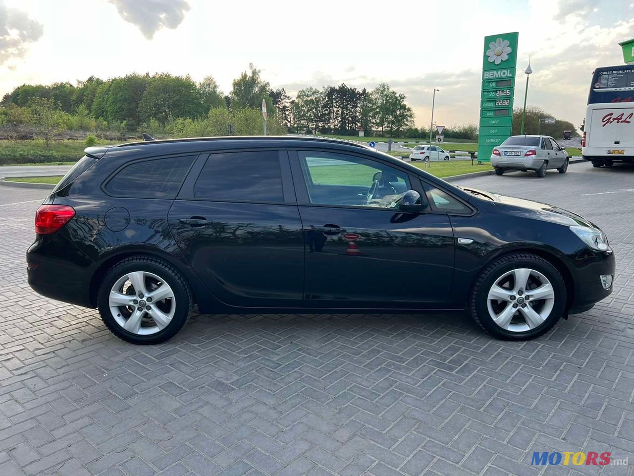 2012' Opel Astra photo #5