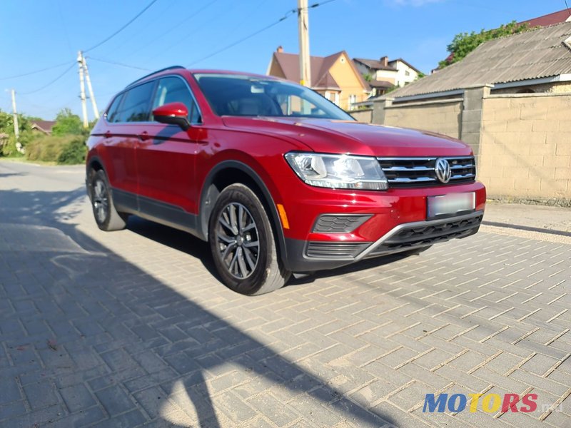 2019' Volkswagen Tiguan photo #2