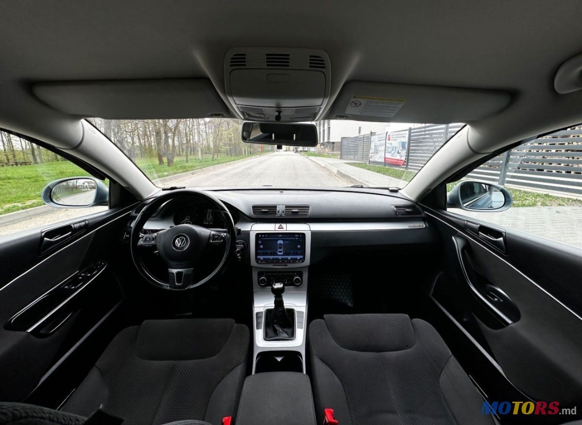 2010' Volkswagen Passat photo #2