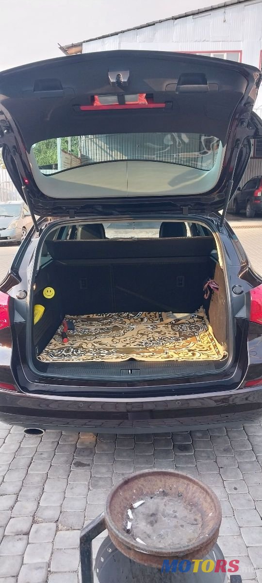 2011' Opel Astra photo #6