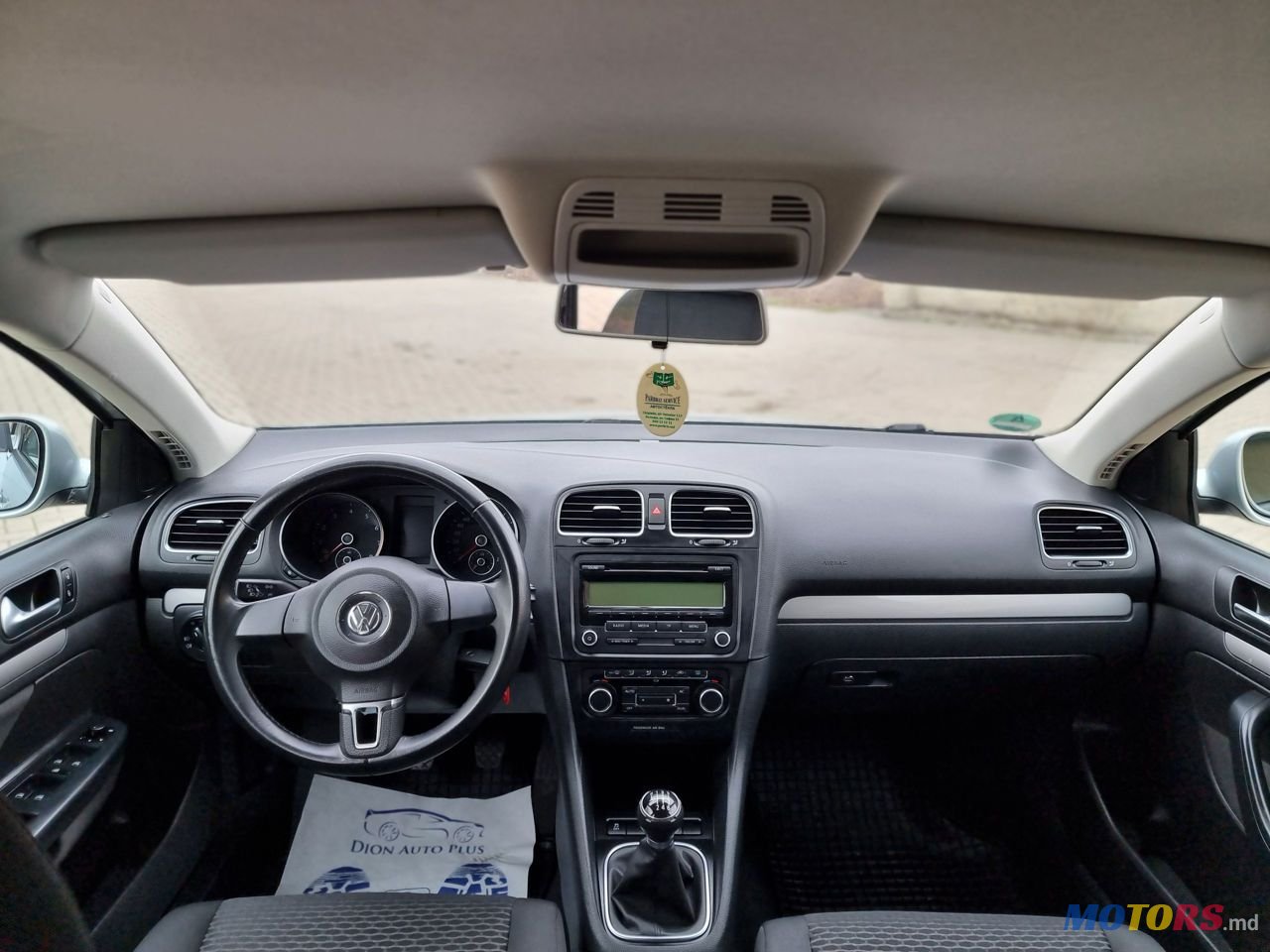 2011' Volkswagen Golf photo #5