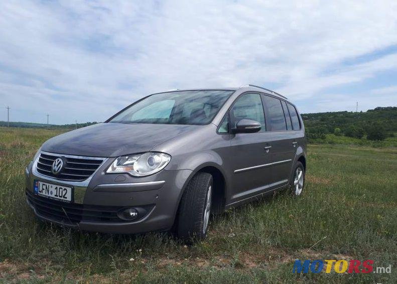 2009' Volkswagen Touran photo #1
