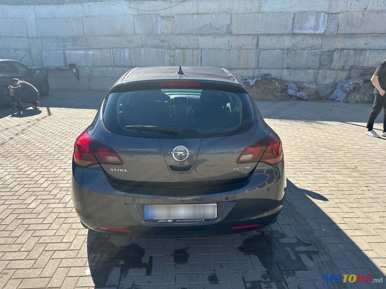 2012' Opel Astra photo #2