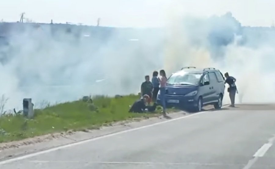 Accident grav cu 4 automobile lângă podul aflat în reparaţie de la Budeşti, unul a luat foc