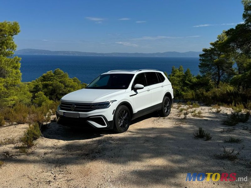 2022' Volkswagen Tiguan photo #2