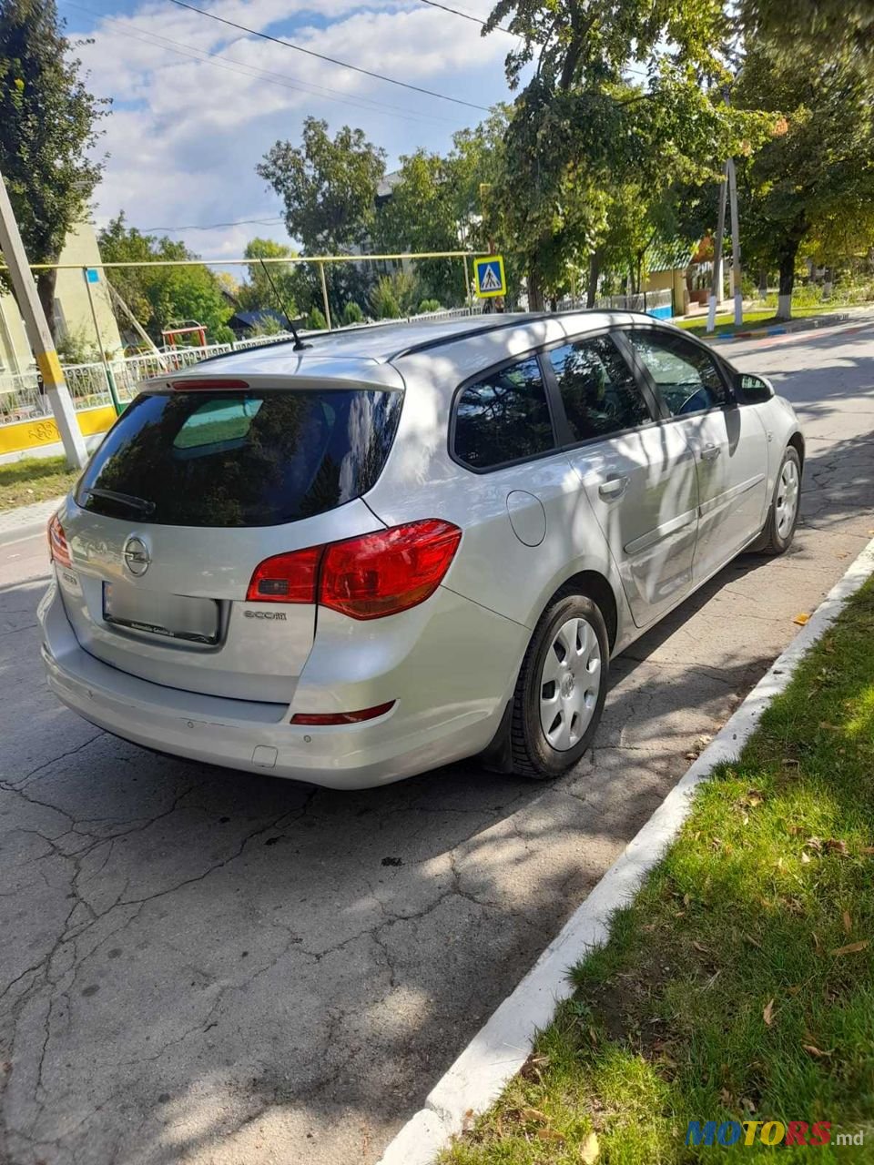 2011' Opel Astra photo #3