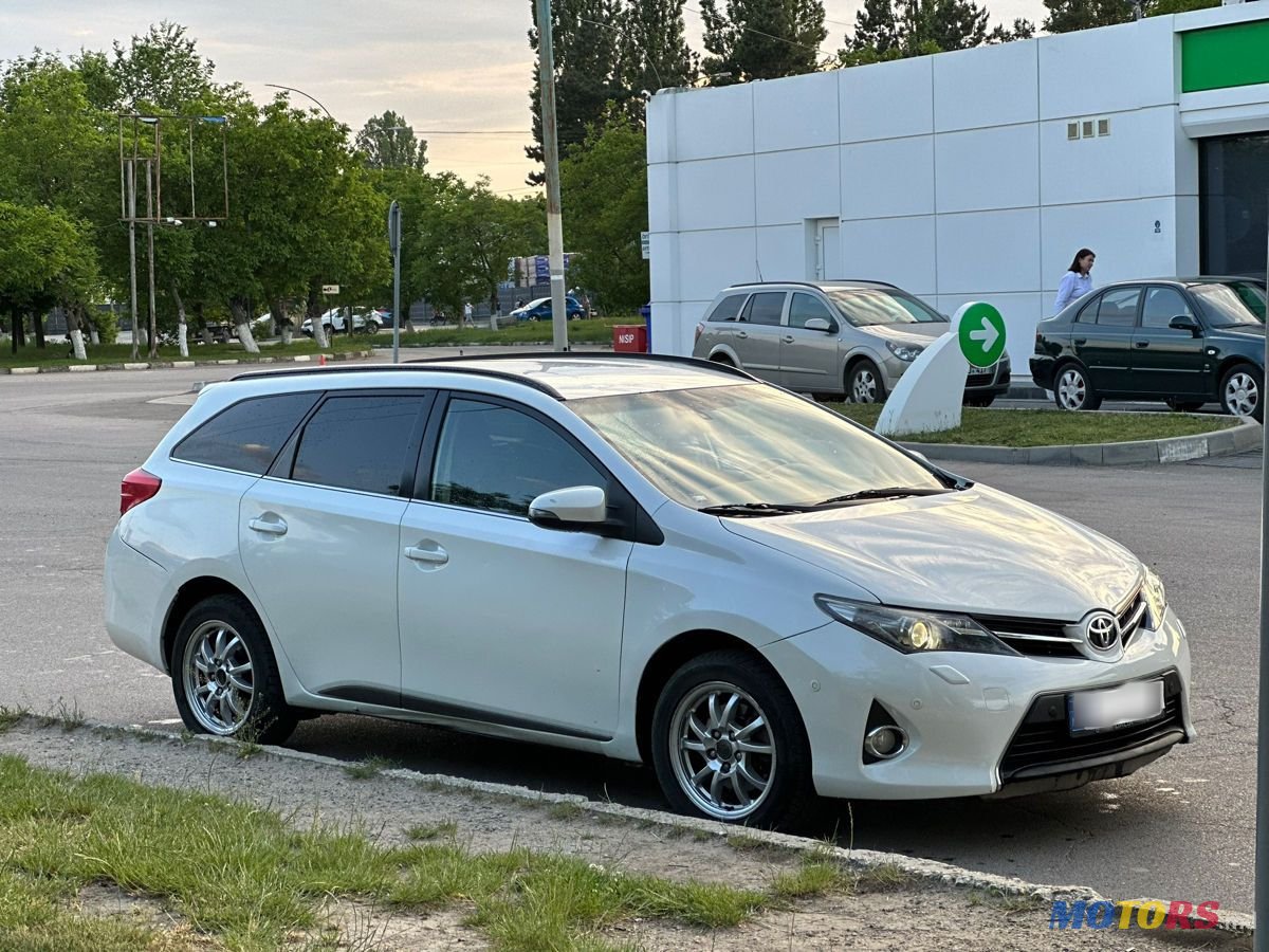 2014' Toyota Auris photo #3