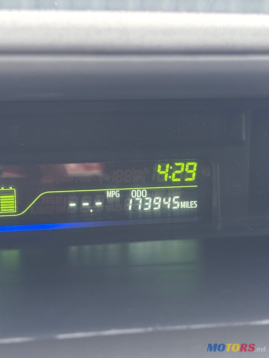 2014' Toyota Prius v photo #6