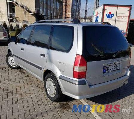 2002' Mitsubishi Space Wagon photo #1