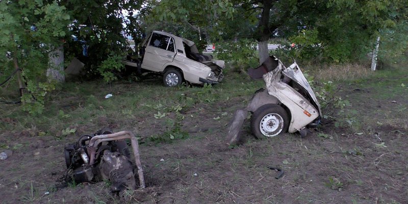 Автомобиль врезался в дерево в Приднестровье: один мужчина погиб, другой – в реанимации