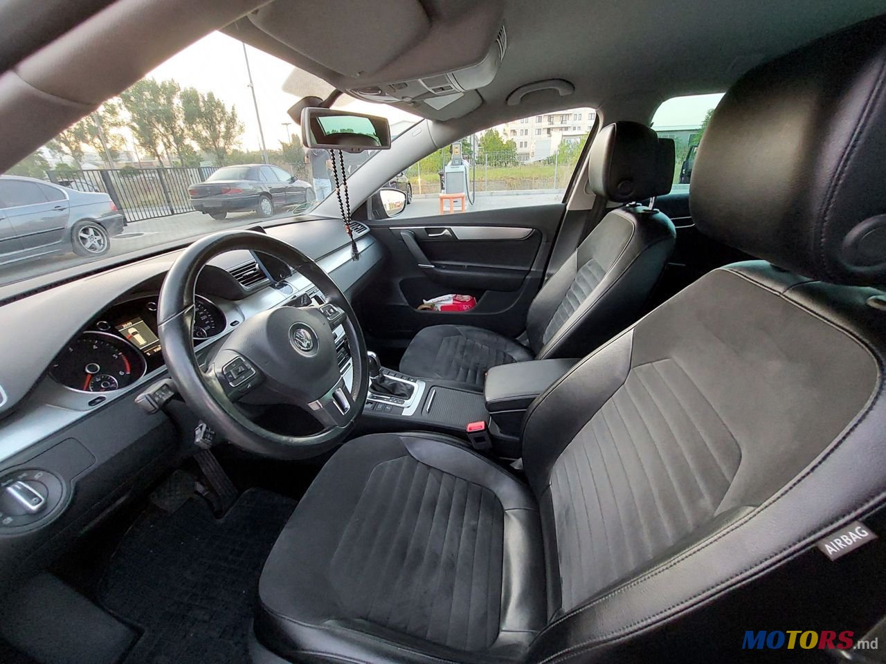 2011' Volkswagen Passat photo #6