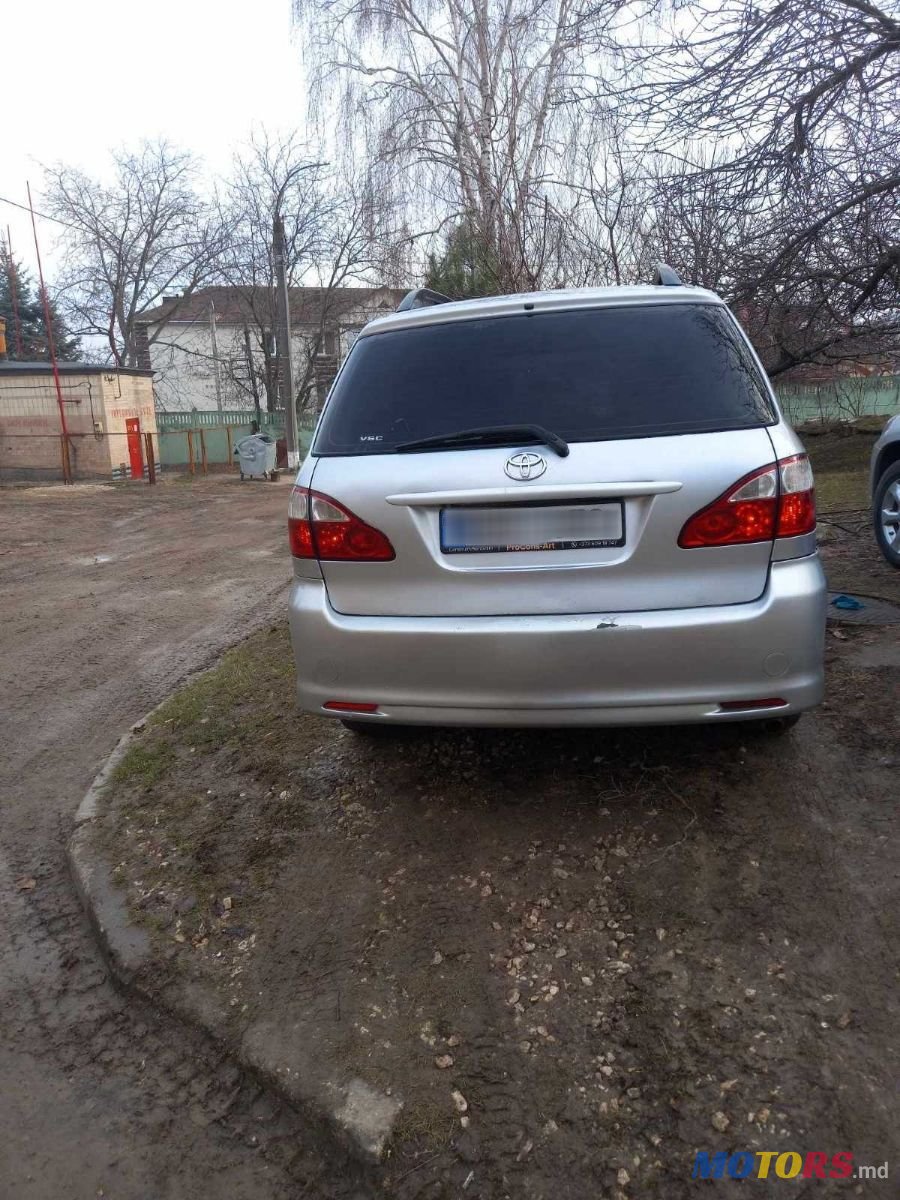 2005' Toyota Avensis Verso photo #3