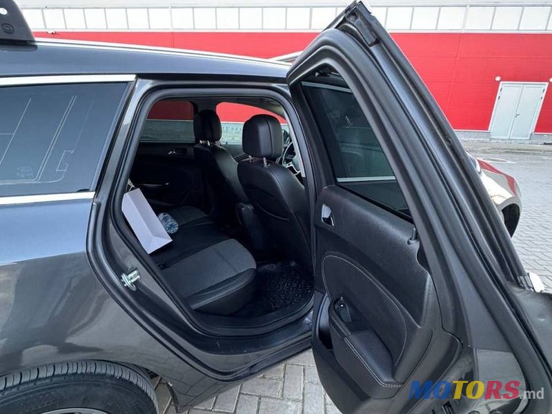 2012' Opel Astra photo #5