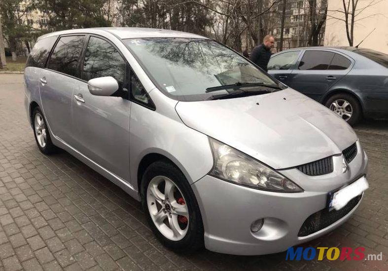 2006' Mitsubishi Grandis photo #1