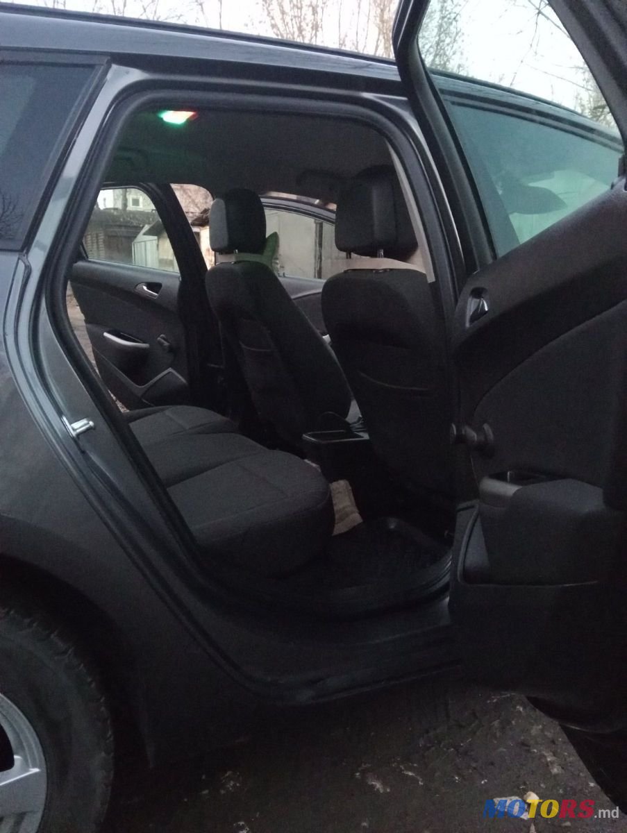 2011' Opel Astra photo #3